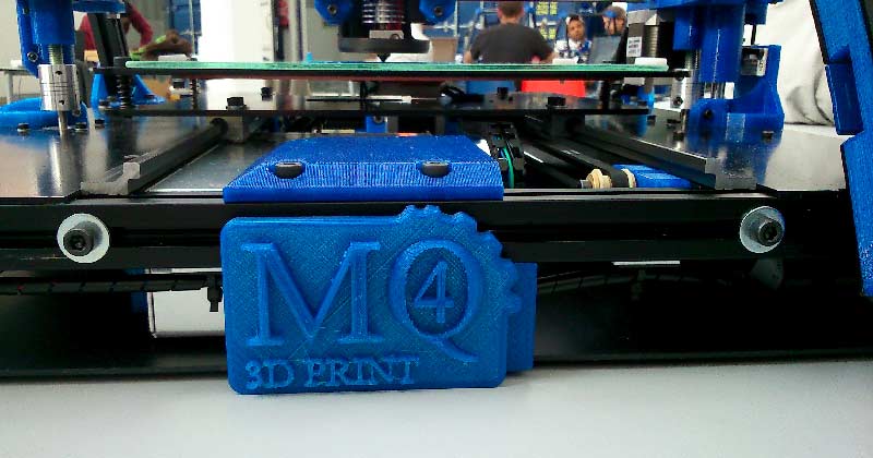 Máquina 3D imprimiendo una pieza azul